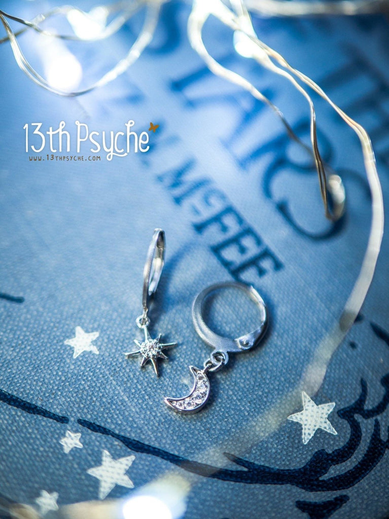 Zirconia cúbico hecho a mano luna y estrella de plata huggie pendientes de aro - 13th Psyche