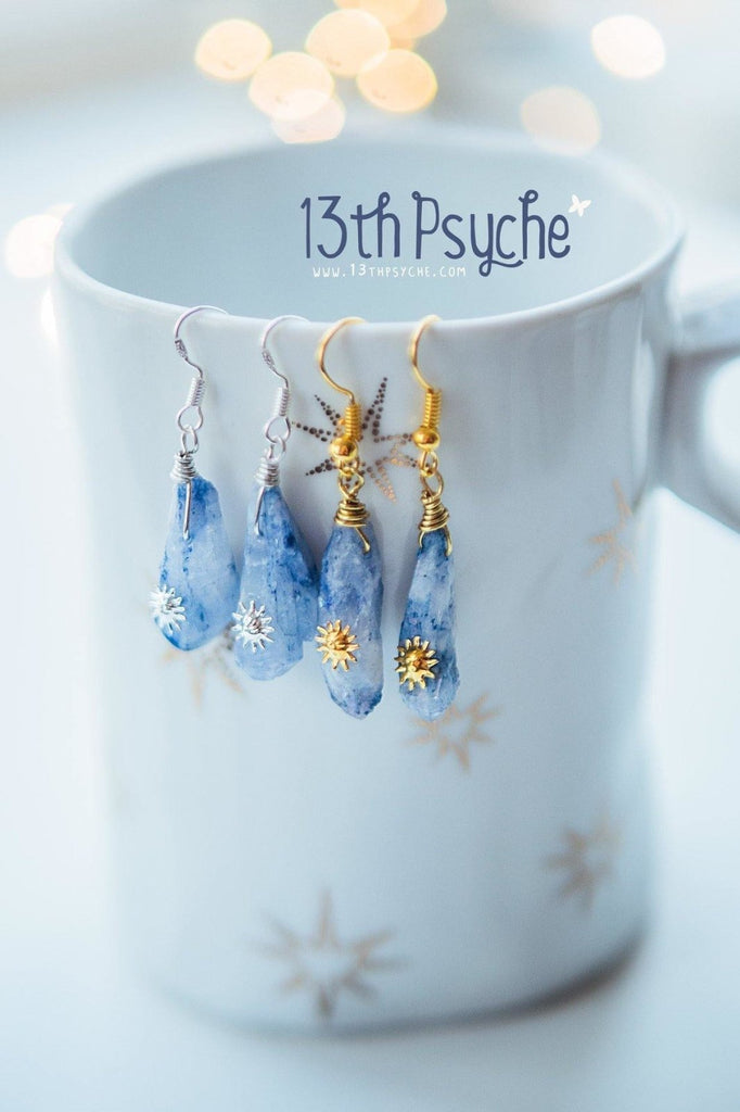 Pendientes de cristal azul en bruto hechos a mano con soles - 13th Psyche
