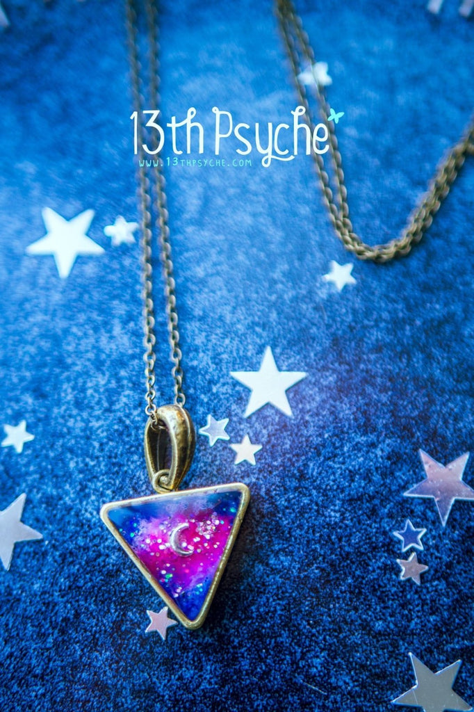 Collar de resina triangular Galaxy hecho a mano con luna - 13th Psyche