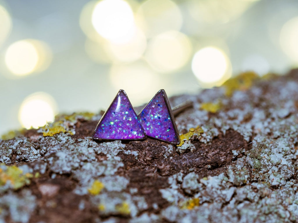 Triángulo de purpurina hecho a mano Pendientes de botón, Acero inoxidable - 13th Psyche