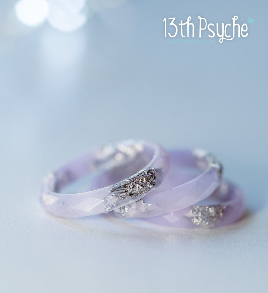 Anillo hecho a mano de resina facetada de color lila pastel con escamas de plata - 13th Psyche