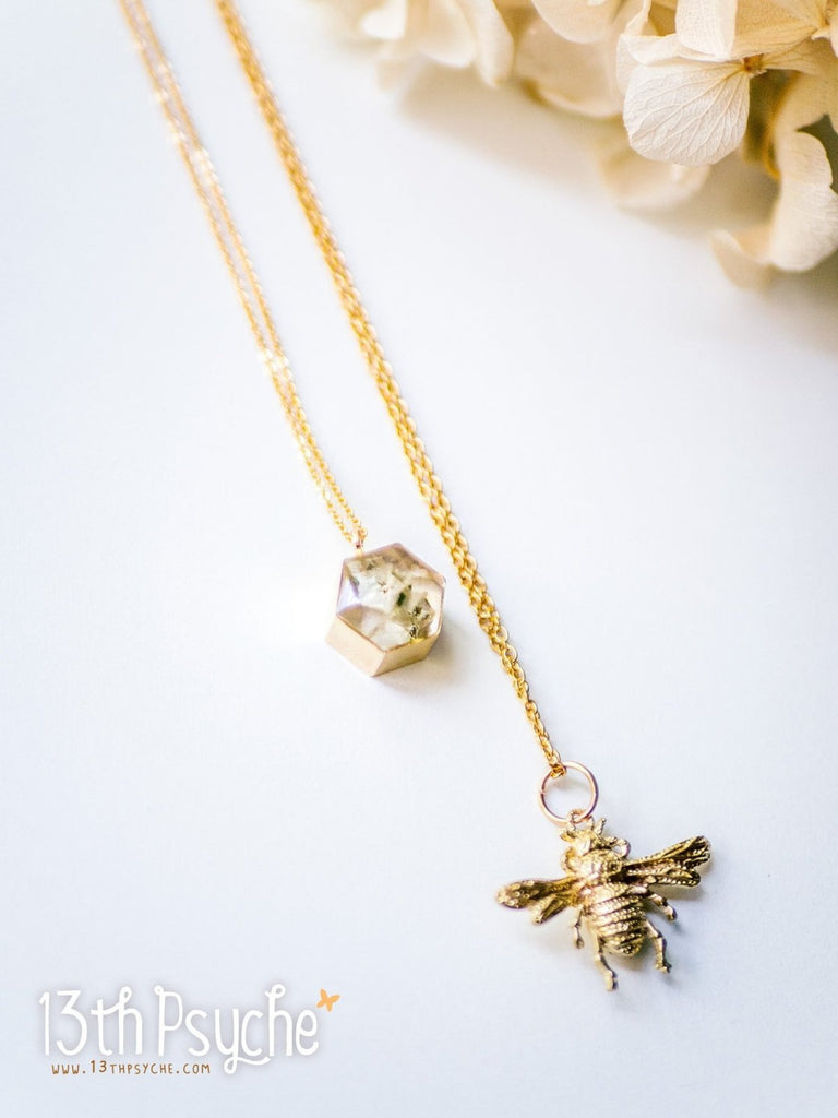 Conjunto de collar de abeja de oro y flores secas hecho a mano - 13th Psyche