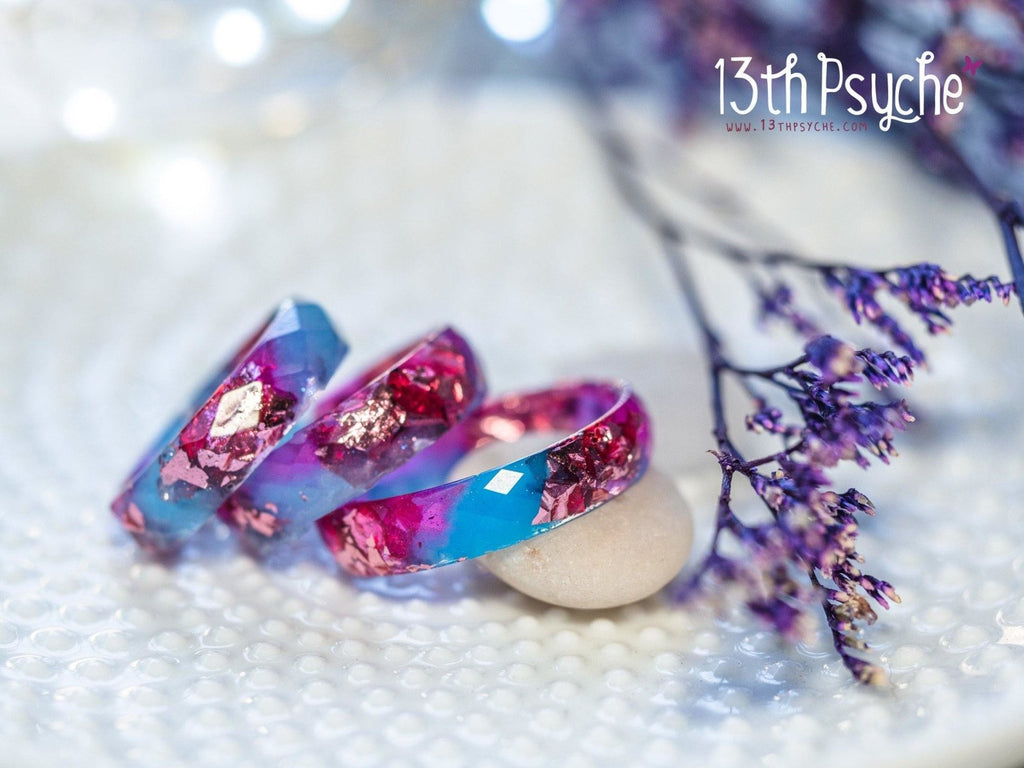 Anillo de resina facetada azul y Fucsia hecho a mano con escamas metálicas rosas - 13th Psyche
