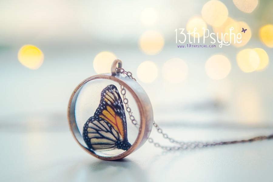 Collar de resina de mariposa monarca hecho a mano - 13th Psyche