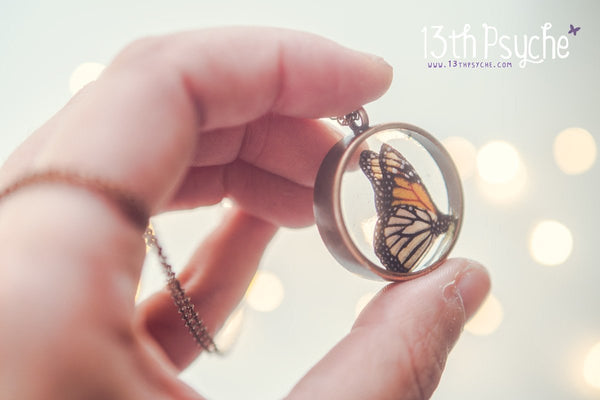 Collar de resina de mariposa monarca hecho a mano - 13th Psyche