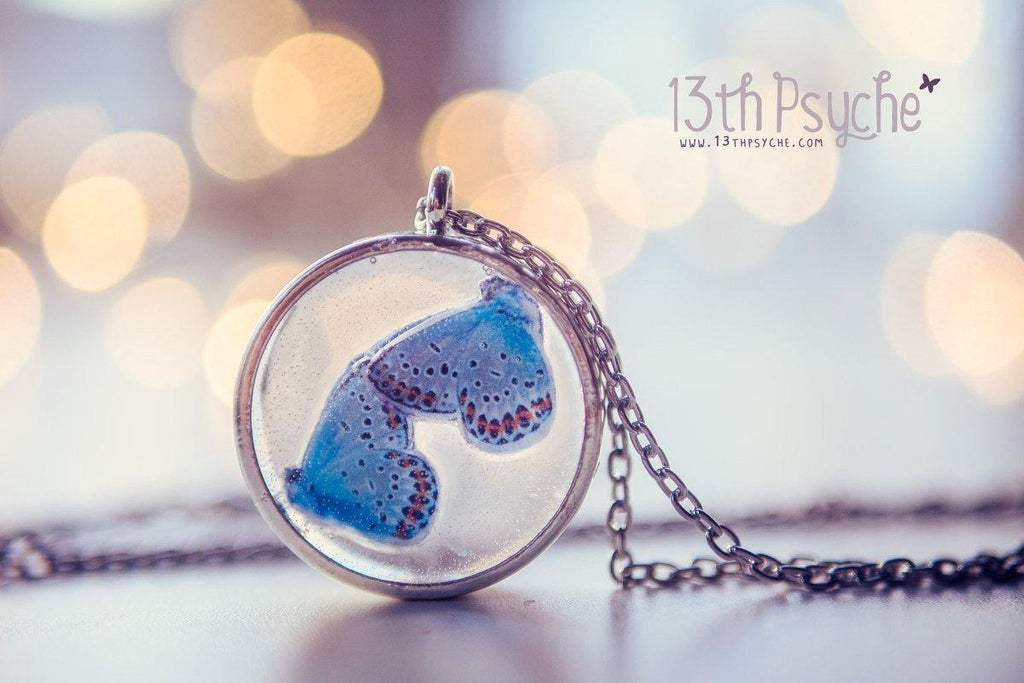 Collar de resina con camafeo de mariposas azules hecho a mano - 13th Psyche