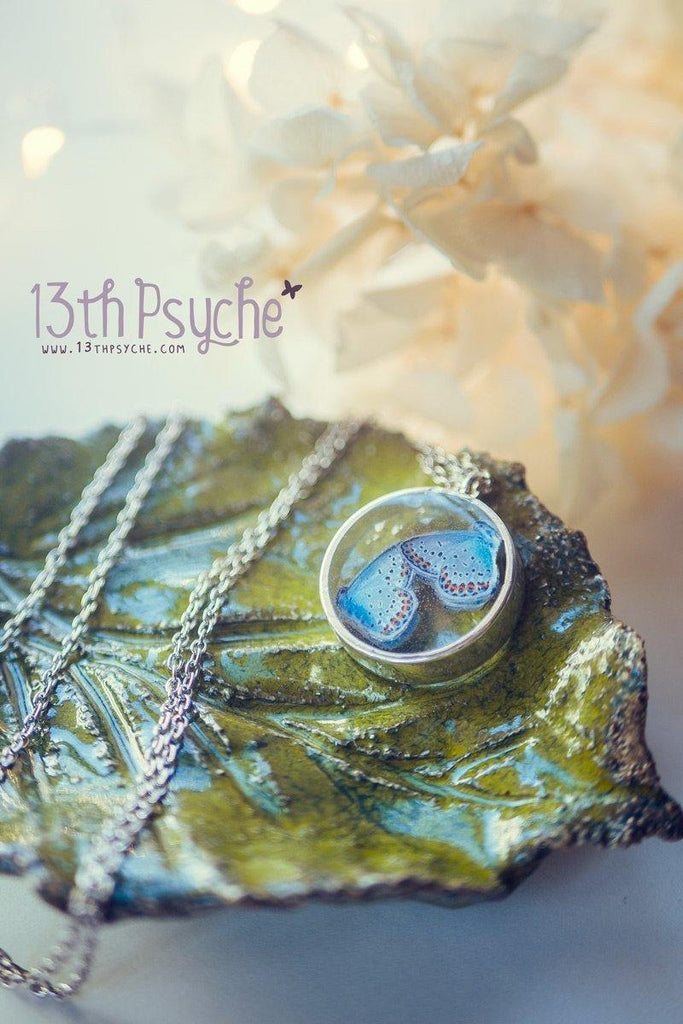 Collar de resina con camafeo de mariposas azules hecho a mano - 13th Psyche
