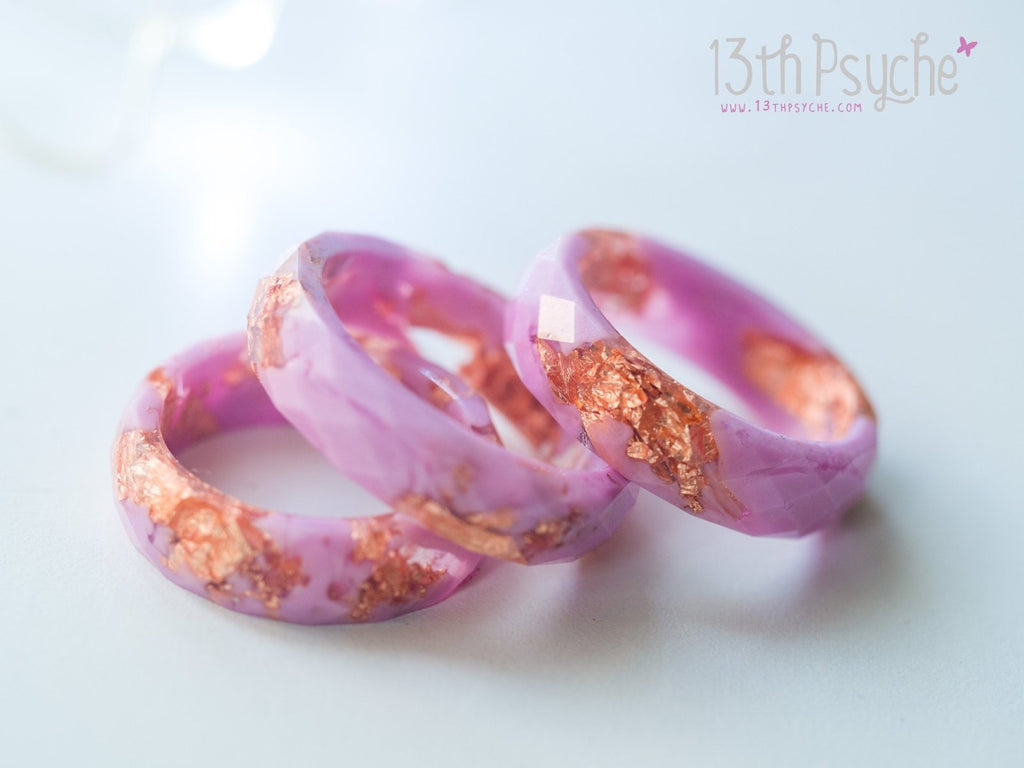 Anillo de resina facetada hecho a mano con escamas de oro rosa - 13th Psyche