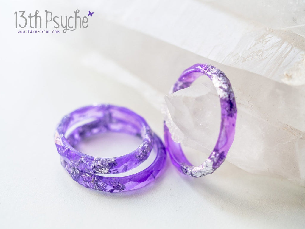 Anillo de resina facetada púrpura y escamas de plata hecho a mano - 13th Psyche
