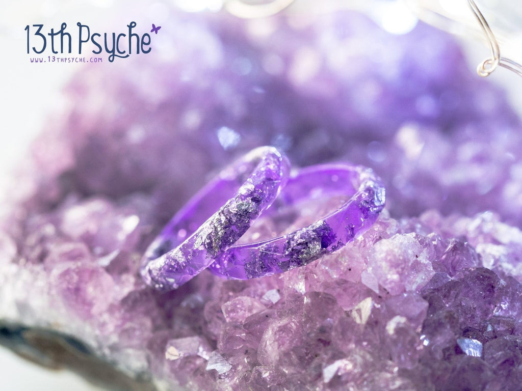 Anillo de resina facetada púrpura y escamas de plata hecho a mano - 13th Psyche