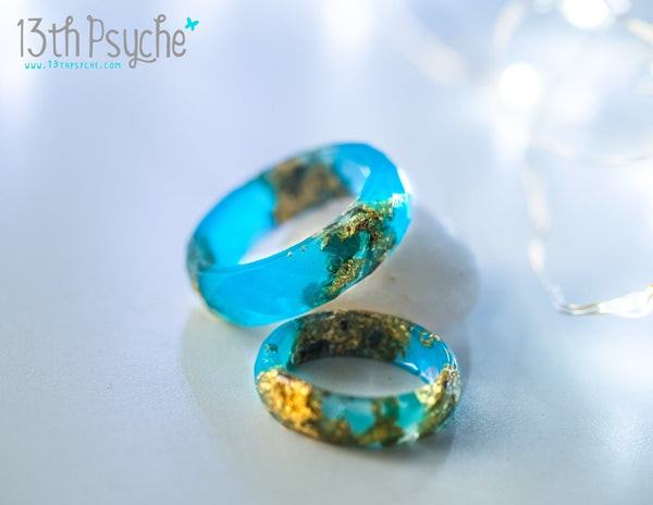 Anillo de resina facetada de color azul claro y escamas de oro hecho a mano - 13th Psyche