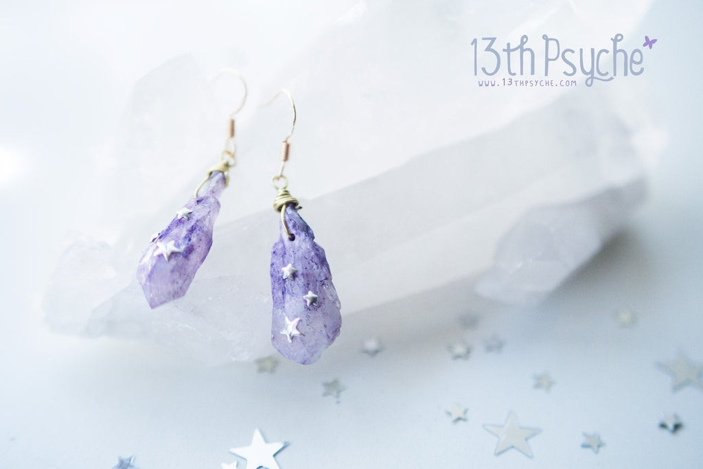 Pendientes de piedra bruta púrpura hechos a mano con estrellas de plata - 13th Psyche