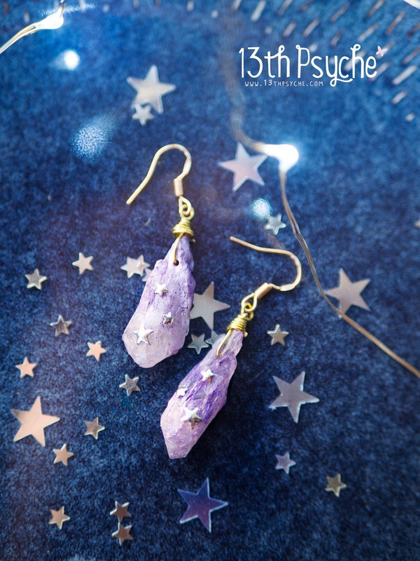 Pendientes de piedra bruta púrpura hechos a mano con estrellas de plata - 13th Psyche
