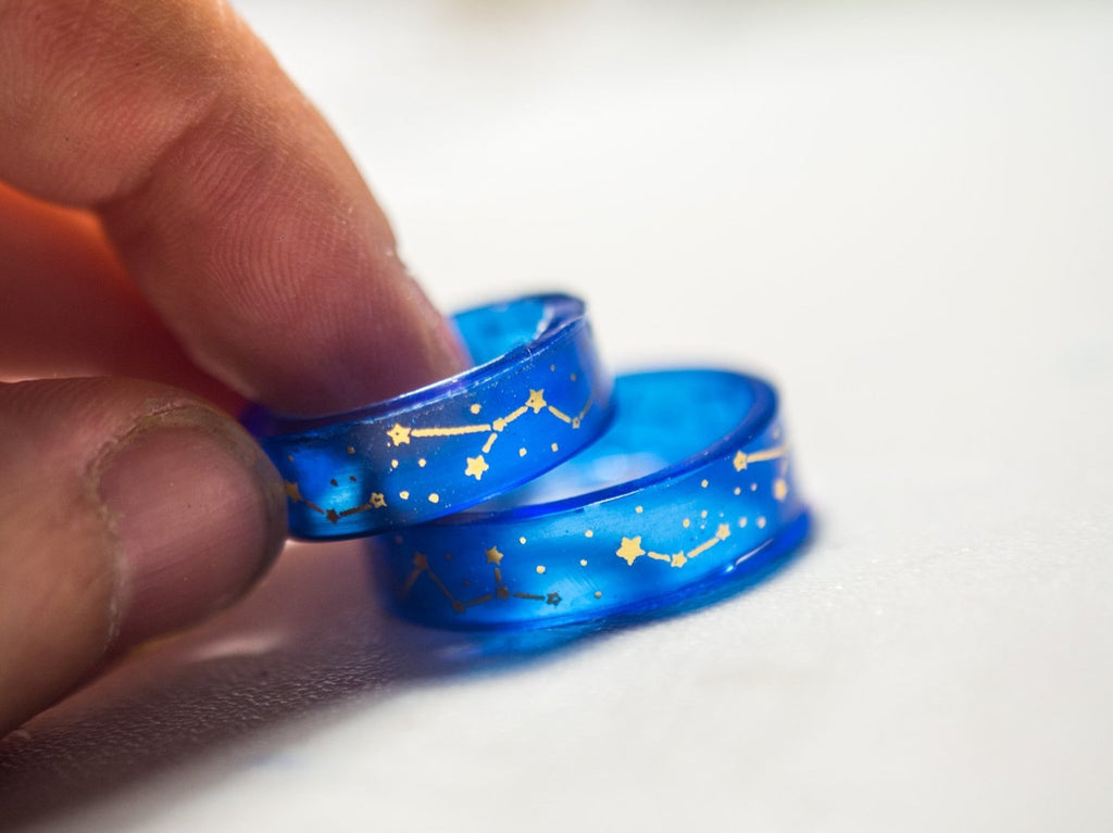 Anillo de resina azul hecho a mano Star constellations - 13th Psyche