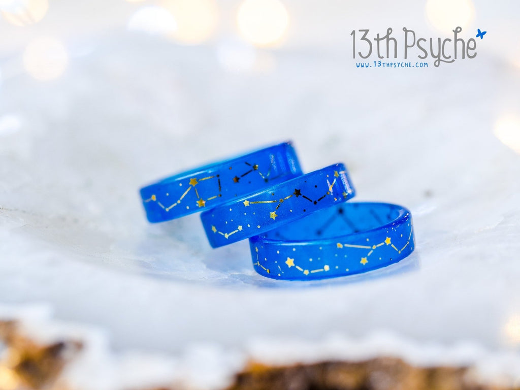 Anillo de resina azul hecho a mano Star constellations - 13th Psyche