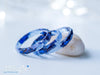 Anillo de resina facetada azul claro hecho a mano con escamas azules - 13th Psyche