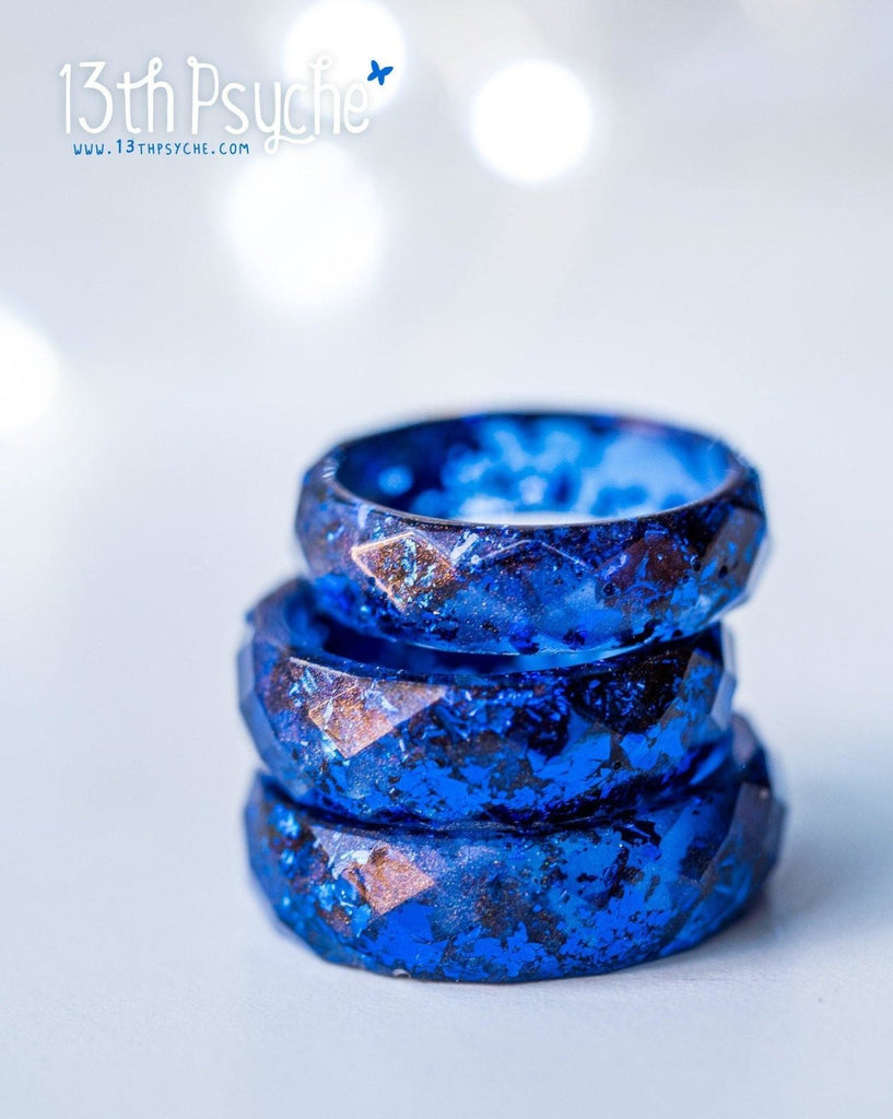 Anillo de resina facetada hecho a mano con escamas azules y metálicas - 13th Psyche