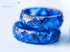 Anillo de resina facetada hecho a mano con escamas azules y metálicas - 13th Psyche