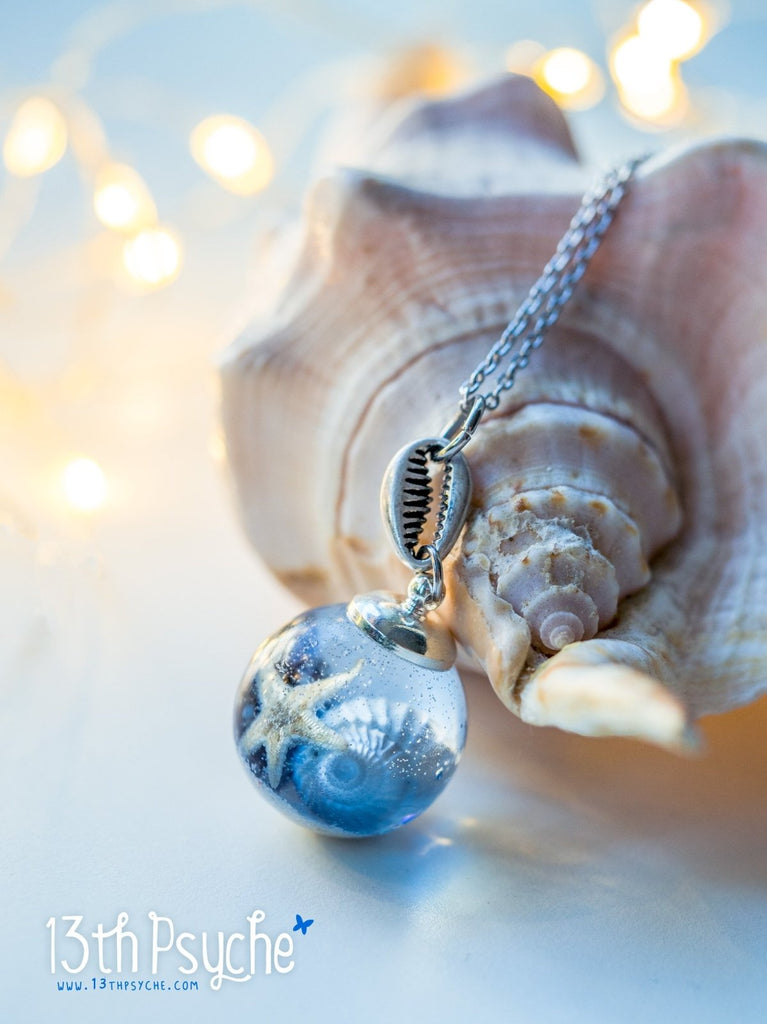 Collar de bolas de resina inspirado en el océano, con estrellas de mar y conchas - 13th Psyche