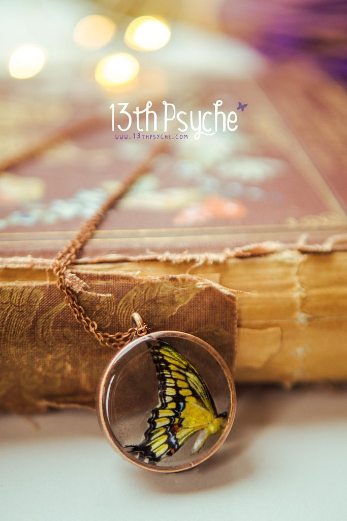 Collar de resina de mariposa de cola de golondrina hecho a mano - 13th Psyche