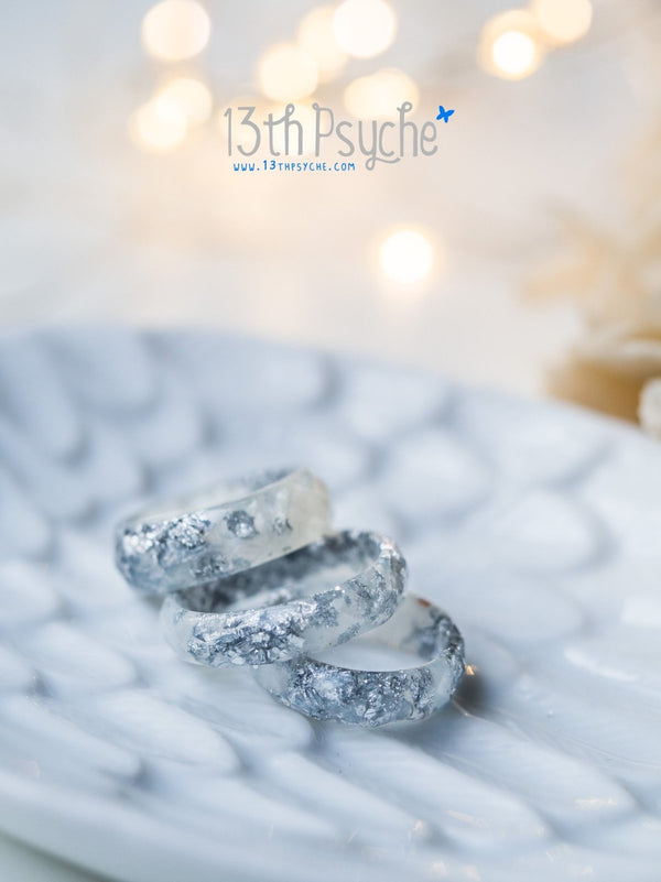 Anillo hecho a mano de resina facetada con perlas blancas y escamas de plata - 13th Psyche