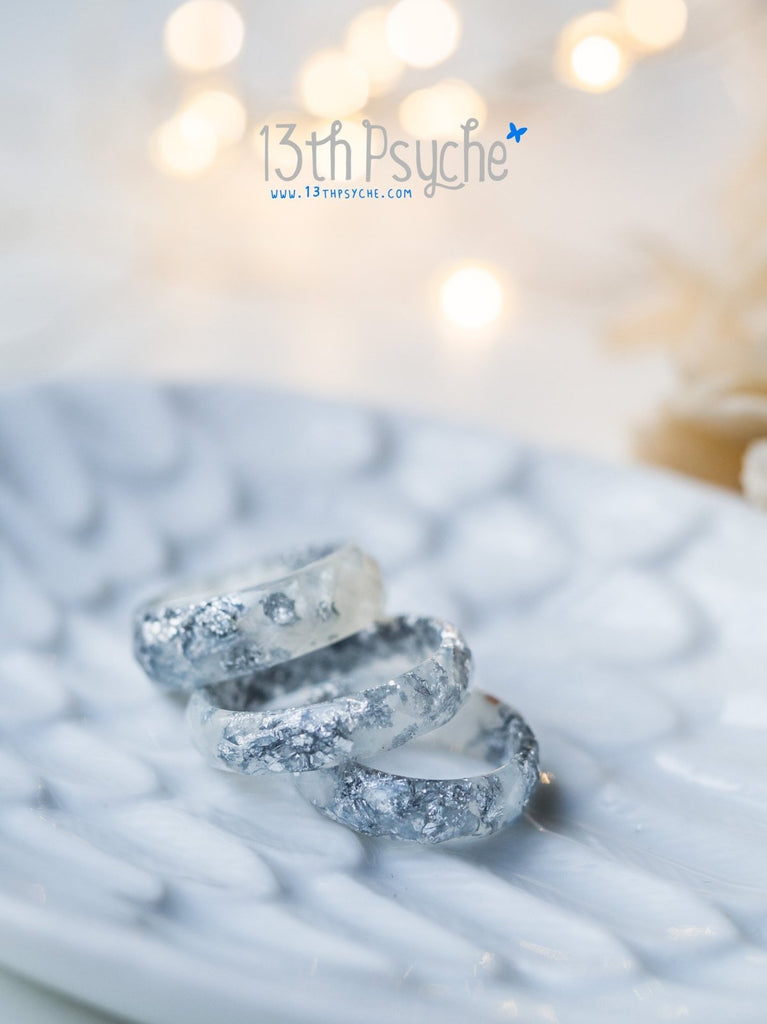 Anillo hecho a mano de resina facetada con perlas blancas y escamas de plata - 13th Psyche