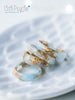 Anillo de resina transparente y azul pálido facetado hecho a mano con escamas de oro - 13th Psyche