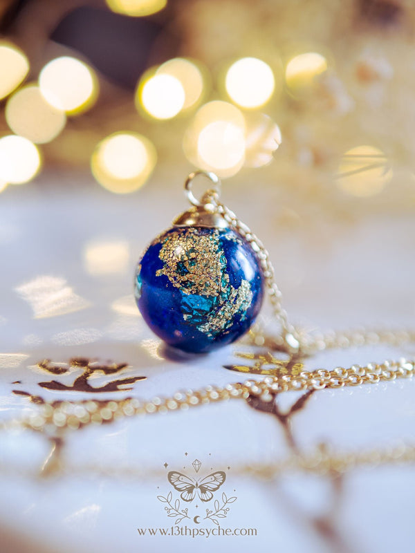 Hecho a mano Planeta azul, collar de bolas de resina inspirado en la Tierra - 13th Psyche