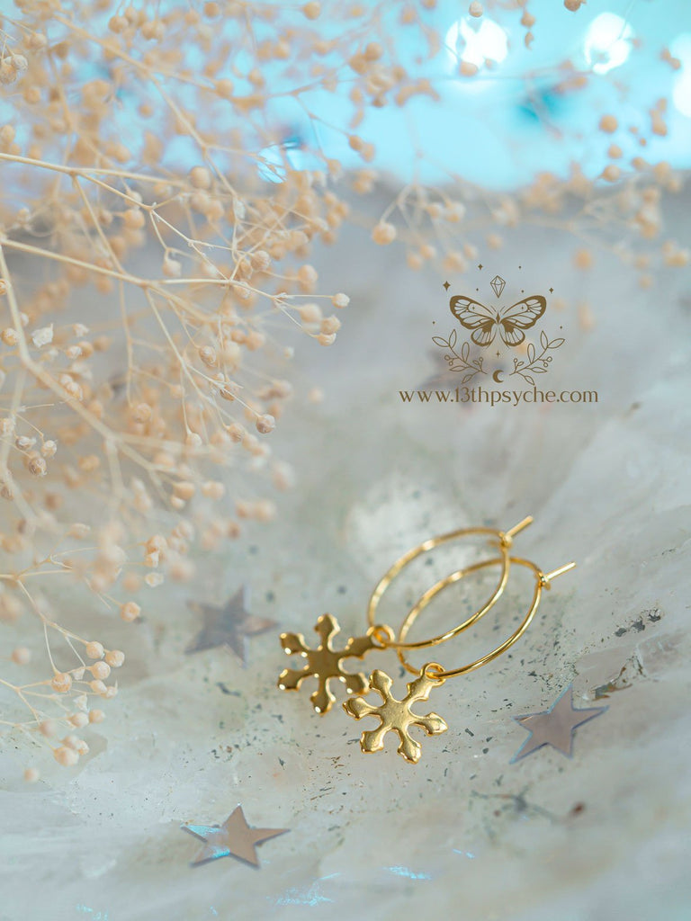 Pendientes de aro de oro hipoalergénico hecho a mano con el encanto del copo de nieve - 13th Psyche