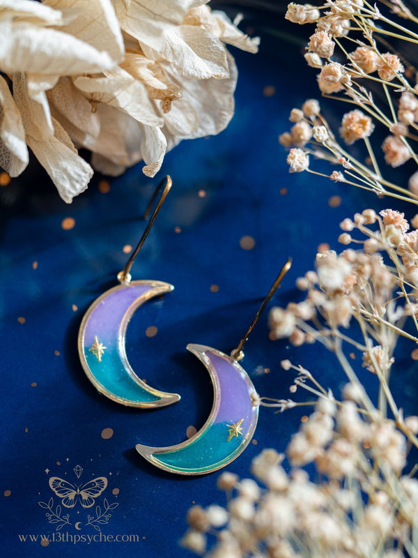 Pendientes de luna creciente de color lila y turquesa hechos a mano - 13th Psyche