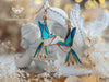Pendientes artesanales de colibrí inspirados en las vidrieras - 13th Psyche